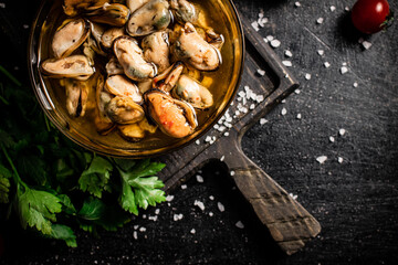 Pickled mussels in a bowl with parsley. 