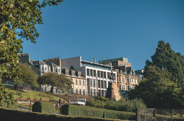 Fototapeta na wymiar Explore the historic University of Edinburgh and the iconic Edinburgh Castle, two must-see landmarks in Scotland's capital city. Discover the vibrant city of Edinburgh