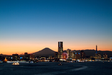 横浜みなとみらいと富士山（2005年撮影）
