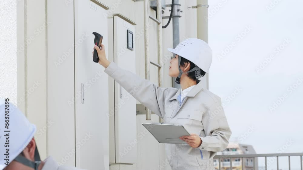 Poster 検査機器を使って設備点検をするエンジニア