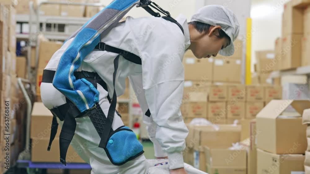 Aufkleber 食品倉庫でパワーアシストスーツを着て荷物を持ち上げる女性