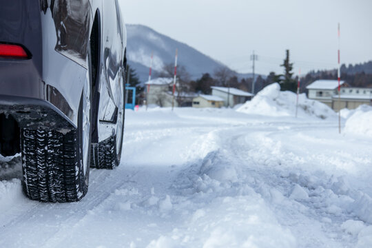 冬の道路　運転　雪　スタッドレスタイヤ　イメージ
