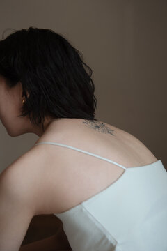 背中にタトゥーのある若いアジア人女性のポートレート