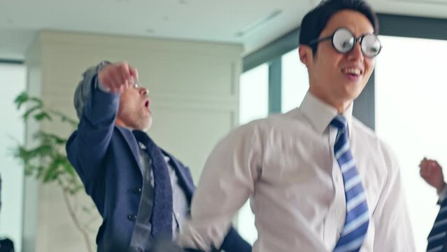 オフィスでダンスするビジネスグループ