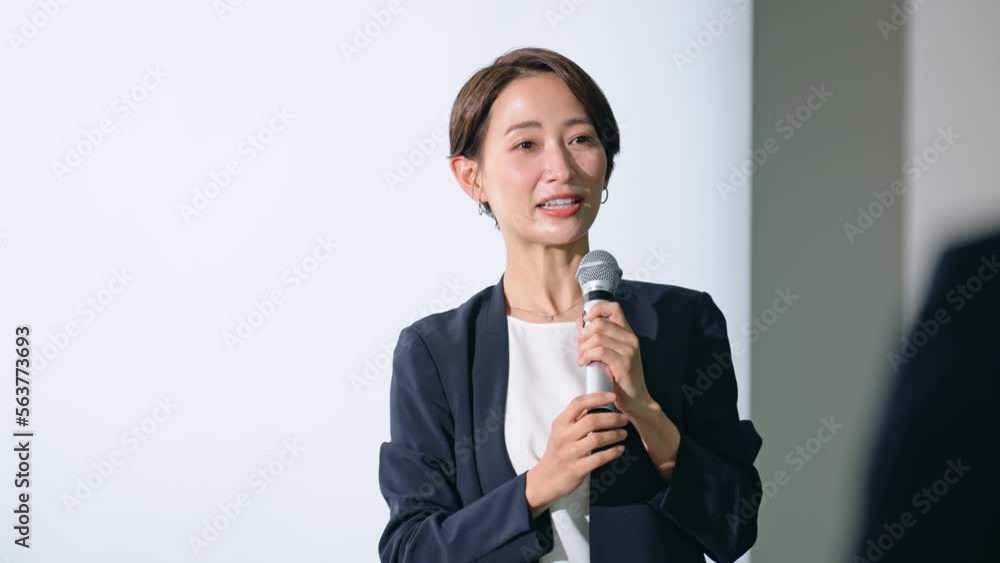 Aufkleber 登壇する女性と聴衆　セミナー　プレゼンテーション
