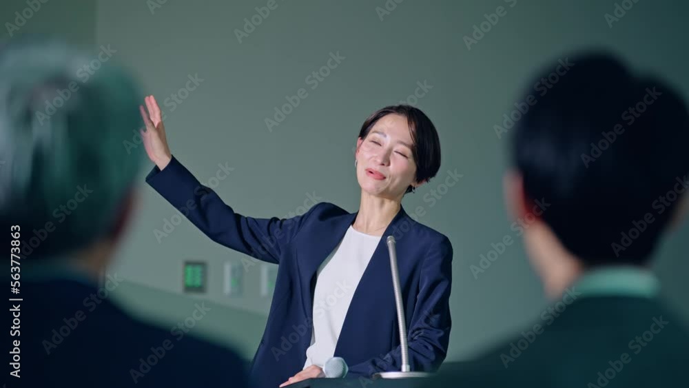 Aufkleber 登壇する女性と聴衆　セミナー　プレゼンテーション