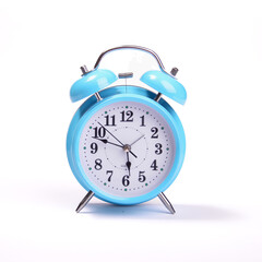 Reloj estilo vintage azul sobre fondo blanco, plano frontal
