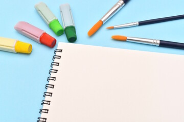 絵の具とスケッチブック