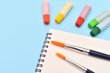 絵の具とスケッチブック