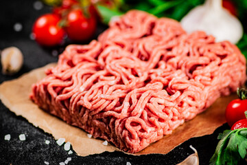 Raw minced meat with parsley and tomatoes. 