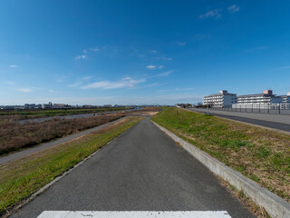 青空が広がる大和川河川敷の風景