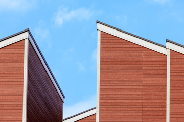 木造住宅の三角の屋根と青空