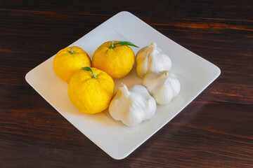 白い皿のユズとニンニク
