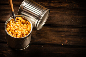 An open can of canned corn. 