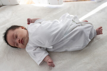 起きている赤ちゃんの全身（0歳1か月、日本人、男の子）