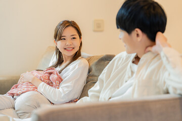 Obraz premium 赤ちゃんとお家で過ごす幸せなファミリー