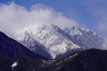 雲と雪山