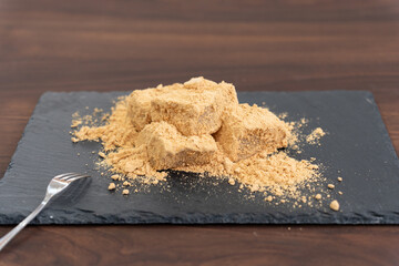 きな粉がいっぱいのわらび餅