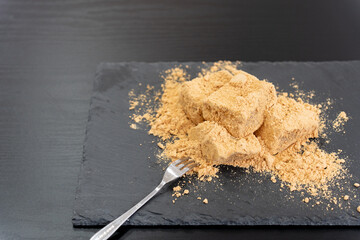 きな粉がいっぱいのわらび餅