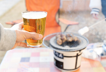 生ビールと七輪で焼いている焼き鳥