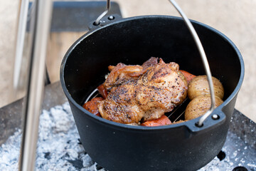 ダッチオープンで鶏肉料理