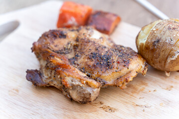 ダッチオープンで作った鶏肉料理