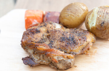 ダッチオープンで作った鶏肉料理