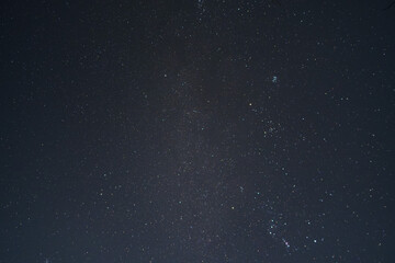 日本で見られる平地からの冬のオリオン座やスバルなどの星空