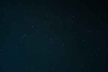 日本で見られる平地からの冬のオリオン座やスバルなどの星空