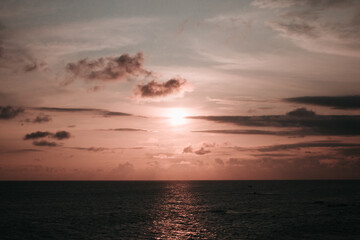Fototapeta na wymiar Mirissa, Sri Lanka : sunset over the ocean 