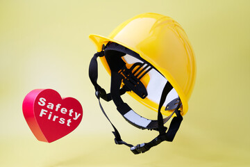 命を守るヘルメットとハートのイメージ画像 © L.BONDS PHOTO