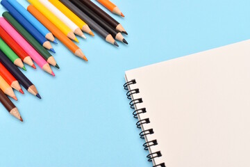 色鉛筆とスケッチブック
