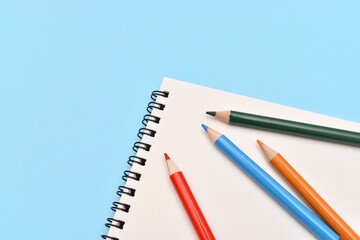 色鉛筆とスケッチブック
