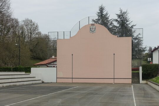 Fronton de pelote basque &agrave; Hasparren au Pays Basque