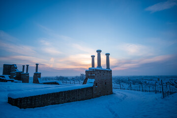 ruine eines römischen weingutes zum sonnenaufgang