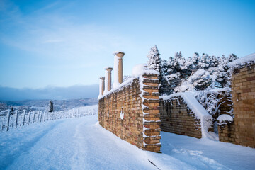 römisches weingut im schnee