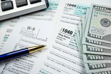Obraz premium 1040 Individual Income Tax Return dollar pen anc calculator