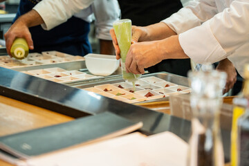Chef mentre termina la realizzazione di finger food che devono essere serviti per un evento