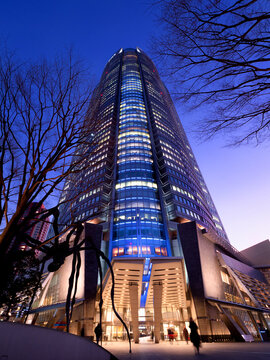 夕暮れの六本木ヒルズ。2023年1月20日、東京都にな特にて撮影。
