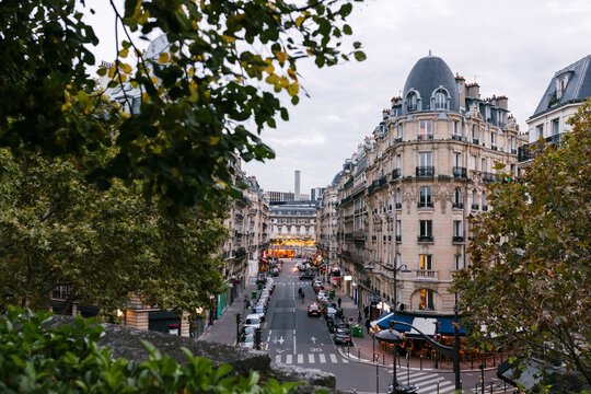 Fototapeta France, Ile-de-France, Paris, Street in front of apartment building