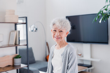 笑顔でいきいきと暮らすシニアの女性