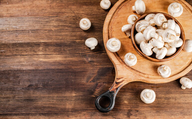 Obraz na płótnie Canvas Mushrooms in a bowl on a cutting board. 