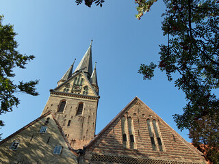 Blick auf die Fassade der Nikolaikirche in Flensburg aus einer ungewöhnlichen Perspektive,...