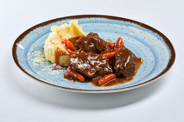 beef with mashed potato and vegetables