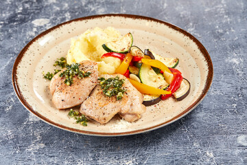 chicken with mashed potato and vegetables
