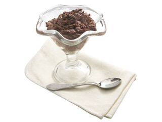 Mousse de chocolate en copa de cristal, servilleta y cuchara sobre fondo blanco. Chocolate mousse in glass cup, napkin and spoon on white background.