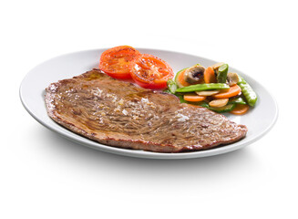 Filete de ternera a la plancha  con tomate y verduras sobre fondo blanco. Grilled beef steak with tomato and vegetables on a white background.