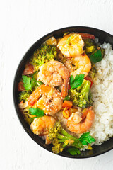 Delicious shrimps curry recipe for a weeknight dinner ,  shrimps  cooked in a rich savory curry sauce with vegetables.  Economical and simple recipes with rice, Indian, Japanese and Indonesian cuisine