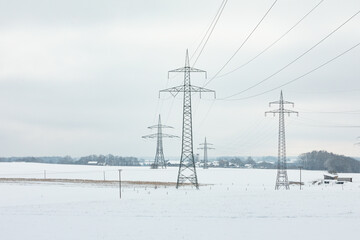Hochspannungsmasten im Winter