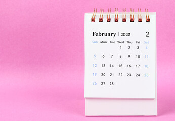 Obraz na płótnie Canvas The February 2023 desk calendar on pink color background.